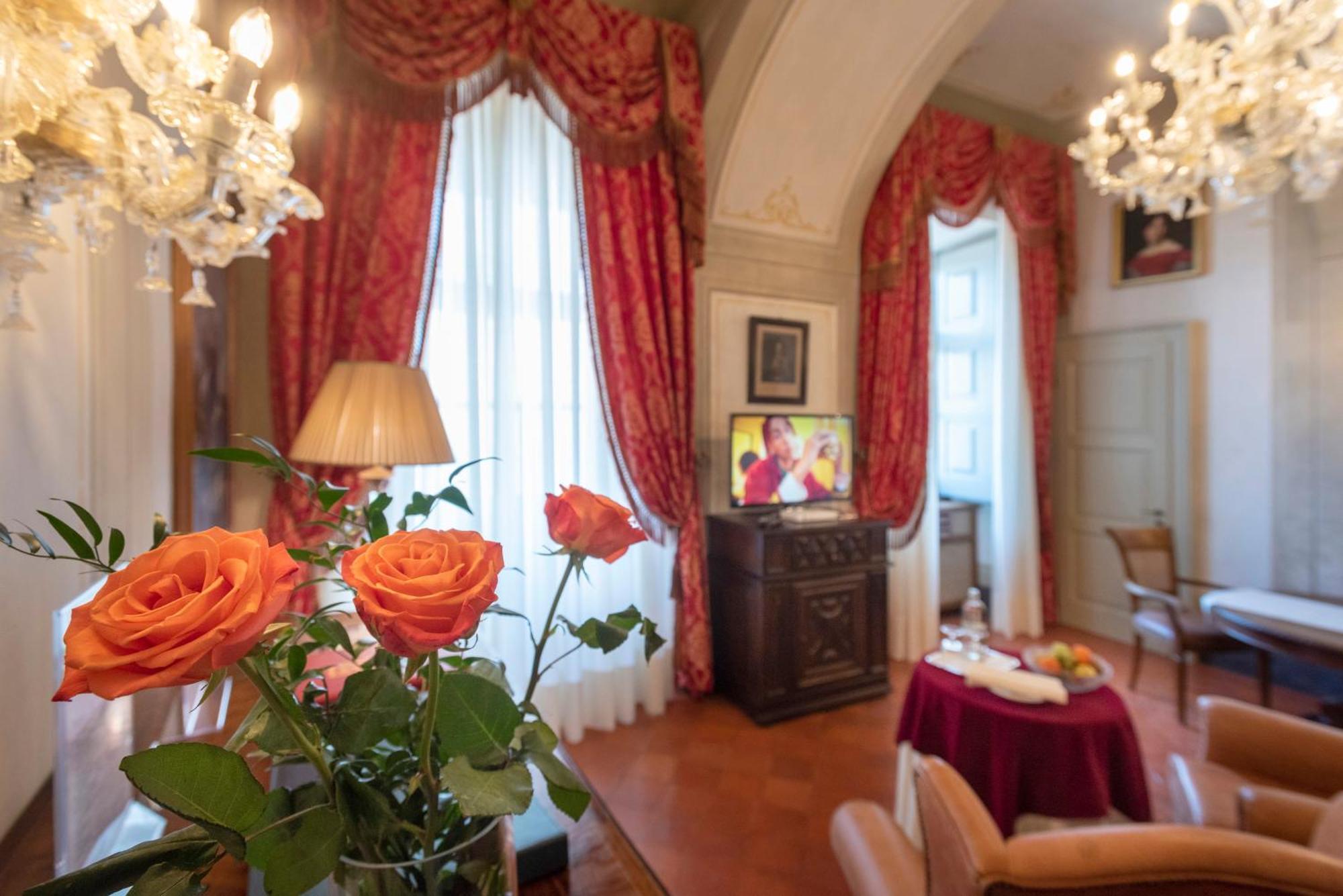 Готель Castello Di Guarene Екстер'єр фото