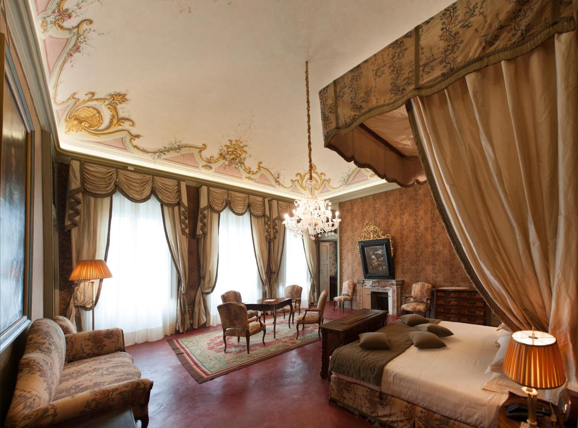 Готель Castello Di Guarene Екстер'єр фото