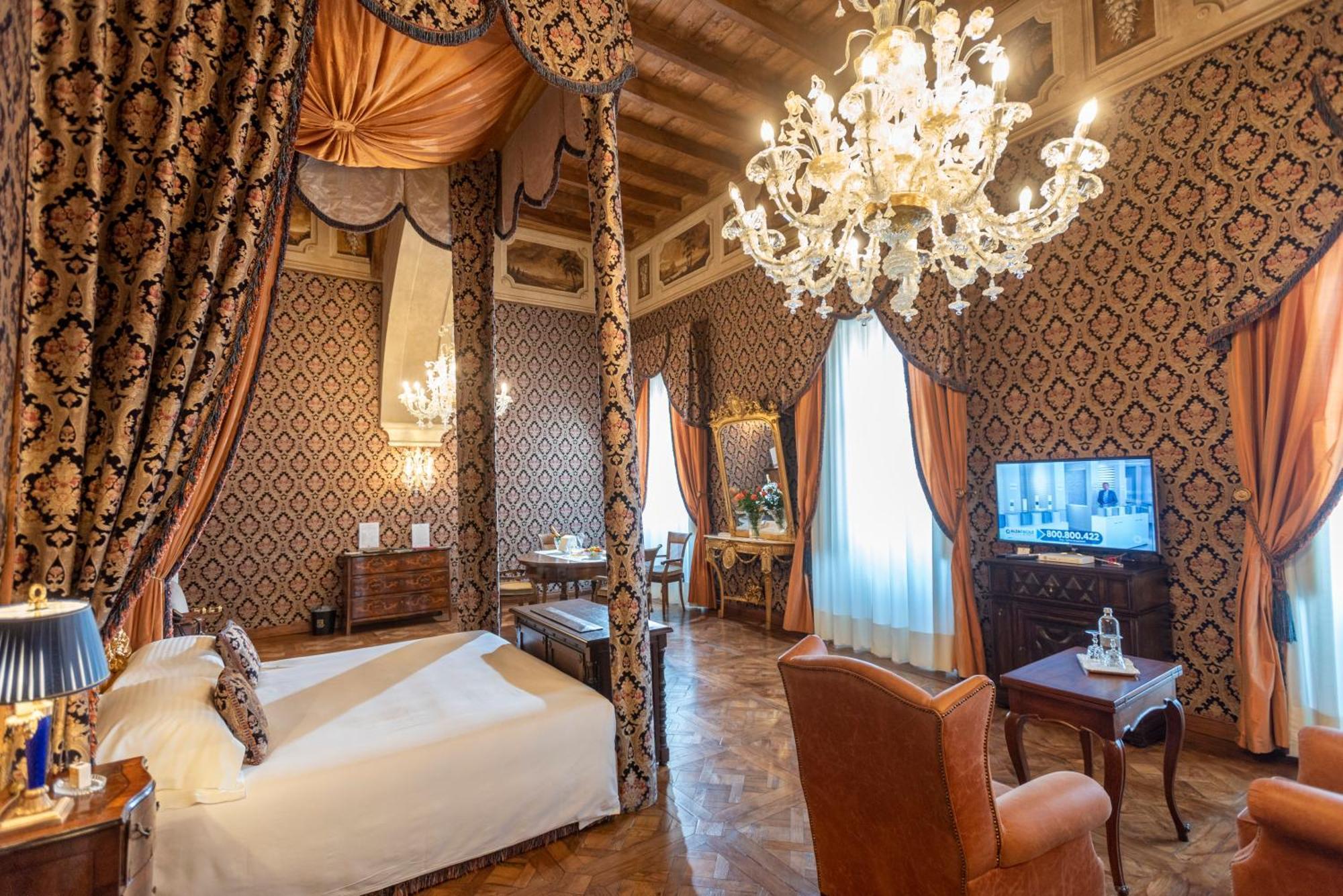 Готель Castello Di Guarene Екстер'єр фото