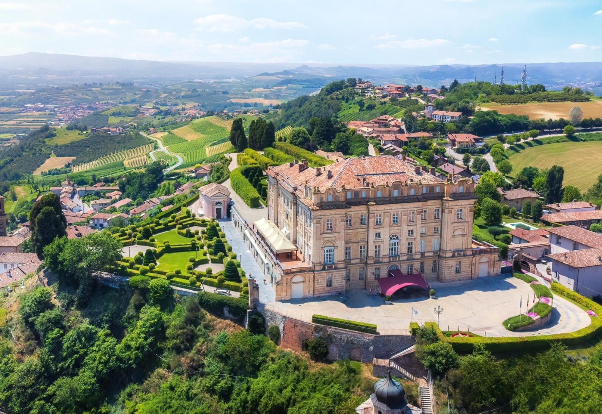 Готель Castello Di Guarene Екстер'єр фото