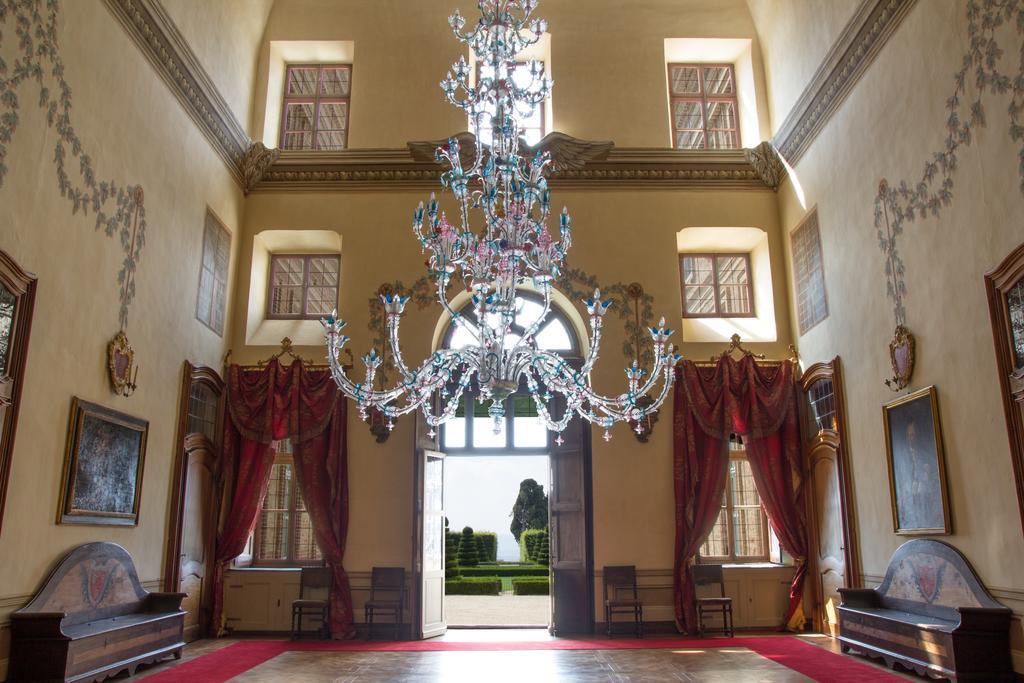 Готель Castello Di Guarene Екстер'єр фото