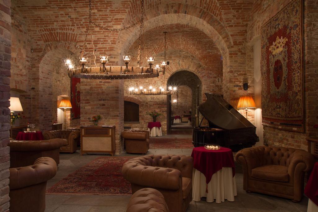 Готель Castello Di Guarene Екстер'єр фото