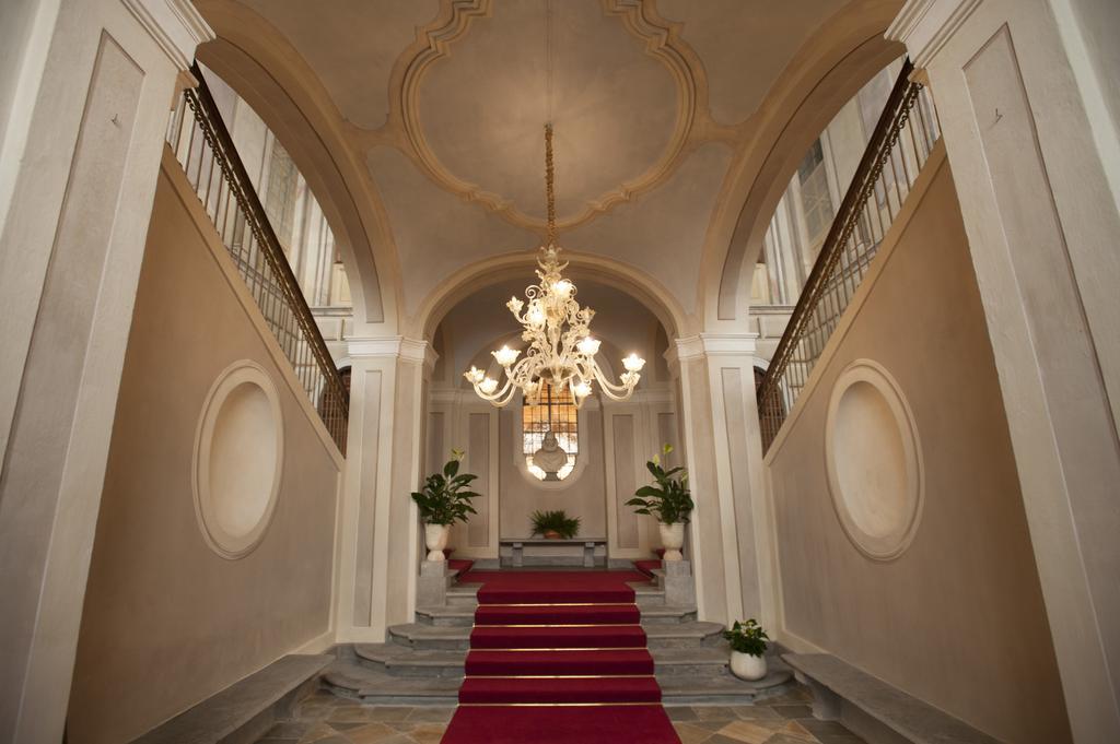 Готель Castello Di Guarene Екстер'єр фото
