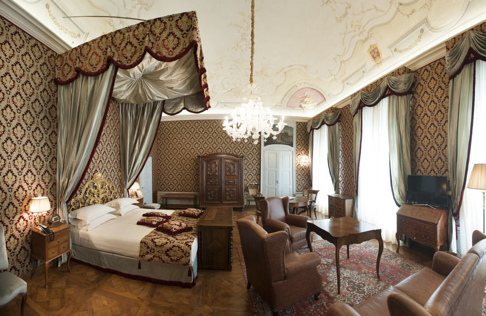 Готель Castello Di Guarene Екстер'єр фото