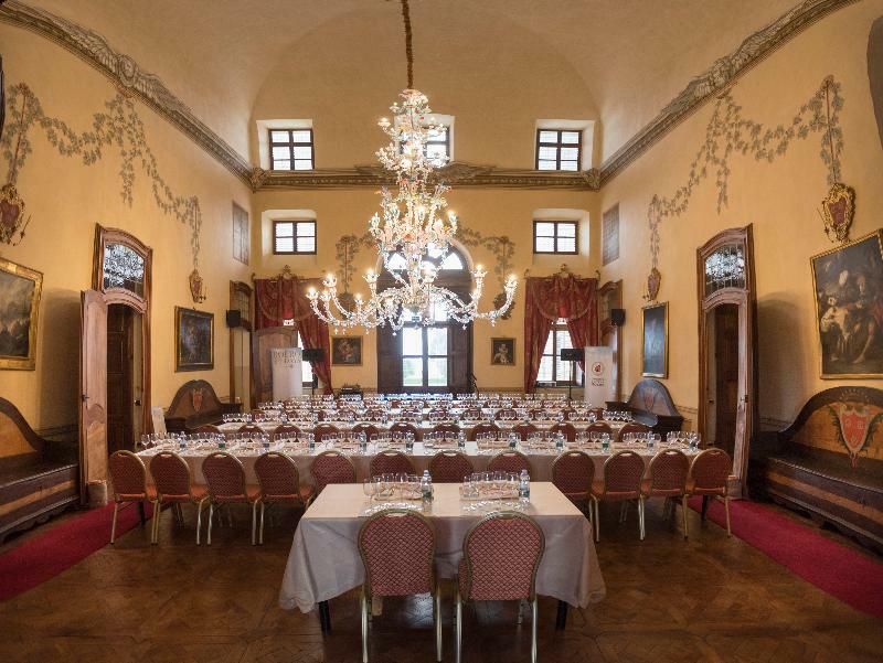 Готель Castello Di Guarene Екстер'єр фото