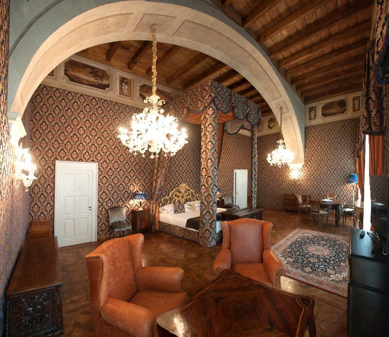 Готель Castello Di Guarene Екстер'єр фото