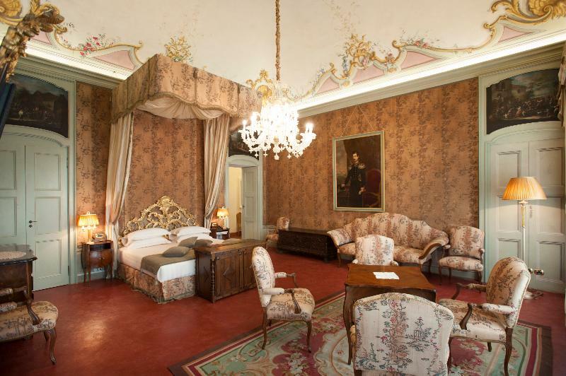 Готель Castello Di Guarene Екстер'єр фото