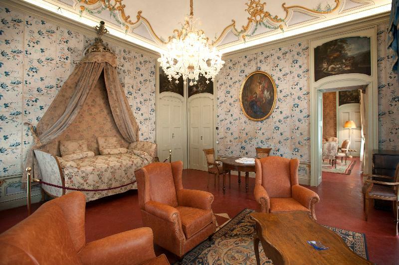 Готель Castello Di Guarene Екстер'єр фото